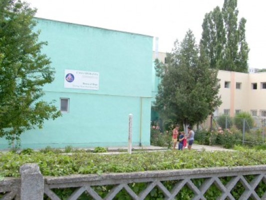 Militari de pe USS Vella Gulf, alături de orfanii de la 